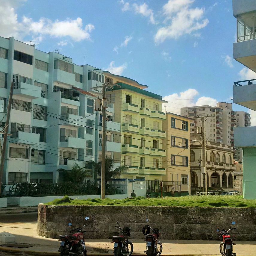 En el edificio del centro, el del penthouse, viven los protagonistas de esta crónica.