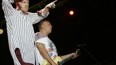 En esta fotografía del 14 de julio de 2008 John Lydon, izquierda, y Steve Jones de la banda británica Sex Pistols durante un concierto en el festival musical Exit en Novi Sad, Serbia.&nbsp;