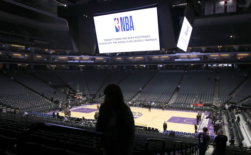 Los aficionados abandonan el Golden 1 Center despu&eacute;s de que la NBA suspendiera el partido entre los Pelicans de Nueva Orleans y los Kings de Sacramento de &uacute;ltimo momento ante el brote de coronavirus, en Sacramento, California, el mi&eacute;rcoles 11 de marzo de 2020