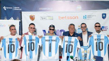 Cristian Váldez y Javier Fernández, de VMG Sports; Daddy Yankee, Claudio Tapia, Iván Rivera y Bebeshito (de izq. a der.) en Miami.&nbsp; &nbsp; &nbsp;