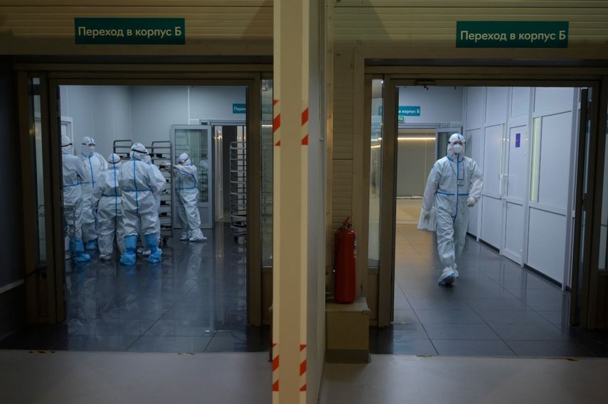 Los trabajadores médicos que usan equipo de protección personal (PPE) trabajan en un hospital temporal para pacientes con coronavirus establecido en el Centro de Convenciones y Exposiciones Sokolniki en Moscú el 9 de noviembre de 2020.