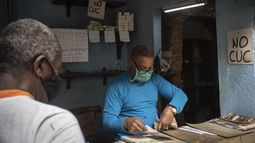 Carteles que dicen No CUC en referencia al peso convertible, cuelgan de las paredes de una tienda en La Habana, Cuba, el viernes 11 de diciembre de 2020.&nbsp;