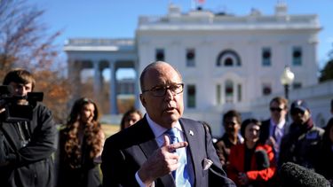 Larry Kudlow, el principal asesor económico del presidente Donald Trump habla con los periodistas sobre la guerra comercial con China.