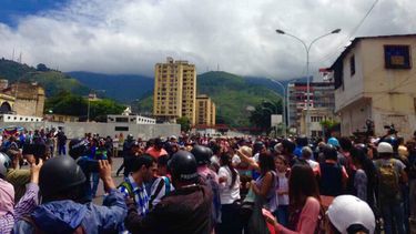Protesta de los opositores que se acercaron hasta la sede del Tribunal Supremo de Justicia (TSJ, Supremo), para adherirse al recurso de la fiscal general, Luisa Ortega Díaz.