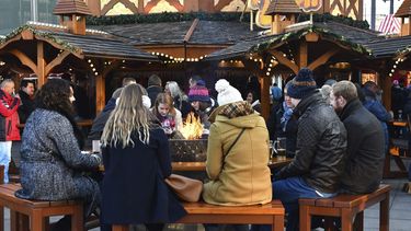 Varias personas disfrutan del mercadillo navideño de Alexanderplatz tras su reapertura este miércoles.