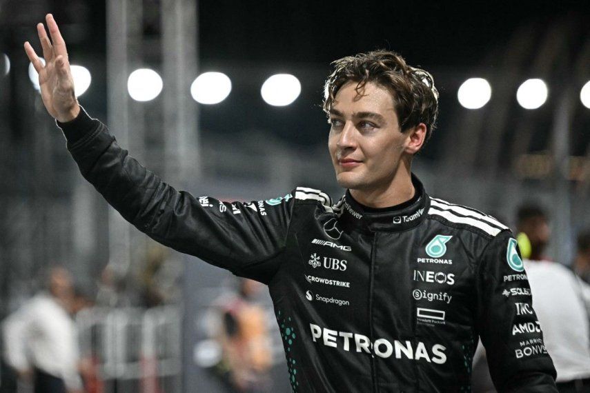 El piloto británico de Mercedes, George Russell, celebra la pole position tras la sesión de clasificación para la carrera nocturna del Gran Premio de Fórmula Uno de Singapur en el circuito urbano de Marina Bay, en Singapur, el 4 de octubre de 2025.