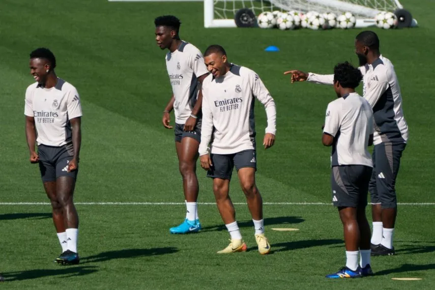 Kylian Mbappé (centro) durante un entrenamiento del Real Madrid, el lunes 16 de septiembre de 2024.