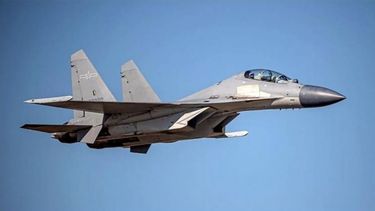 Un avión de combate chino PLA J-16, en un lugar desconocido y en una foto no fechada proveída por el Ministerio de Defensa de Taiwán.&nbsp;