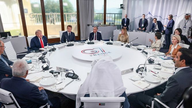 La cumbre del G7 se celebrará del 15 al 17 de junio en la ciudad francesa de Évian-les-Bains, cerca de Suiza, y contará con la presencia de los líderes de los países miembros, así como del alto representante de la UE para Asuntos Exteriores y Política de Seguridad y de Asuntos Exteriores y de la República Democrática del Congo y de los ministros de Brasil, Canadá, los Emiratos Árabes Unidos y Turquía.