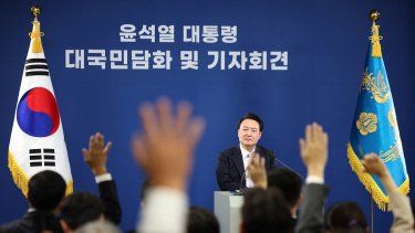 El presidente de Corea del Sur, Yoon Suk Yeol, asiste a una conferencia de prensa en la Oficina Presidencial en Seúl el 7 de noviembre de 2024. Corea del Sur, el mayor exportador de armas del mundo, no descarta suministrar armas directamente a Ucrania, afirmó Yoon, lo que indica un posible cambio en la postura de Seúl sobre el tema.&nbsp;