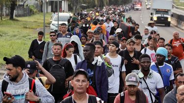 Migrantes caminan por la carretera como parte de una caravana que busca llegar a la capital mexicana en Tapachula, estado de Chiapas, México, el 1 de octubre de 2025. Una caravana de unos 1,500 migrantes de diversas nacionalidades partió del sur de México el miércoles hacia la capital del país para exigir documentos que les permitan regularizar su situación.