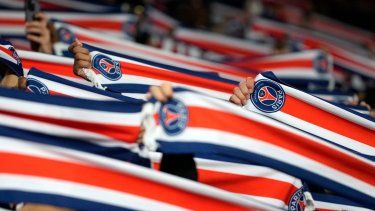 Aficionados del Paris Saint-Germain (PSG) sostienen bufandas antes del encuentro de la Liga de Campeones ante el Arsenal el martes primero de octubre del 2024.&nbsp;