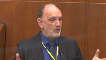 Esta imagen tomada de un video, el experto forense David Fowler declara en la corte del condado Hennepin, Minnesota, en el juicio contra el ex policía Derek Chauvin, acusado de asesinato por la muerte de George Floyd.&nbsp;