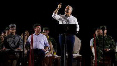 El presidente colombiano Iván Duque habla junto al ministro de Defensa de Colombia, Diego Molano, durante la conmemoración del Día del Ejército colombiano en Tolemaida, al sureste de Bogotá, el 5 de agosto de 2022.