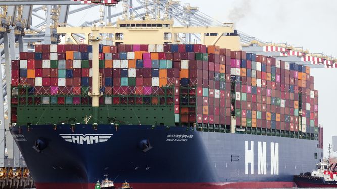 Un barco mercante en puerto de China.