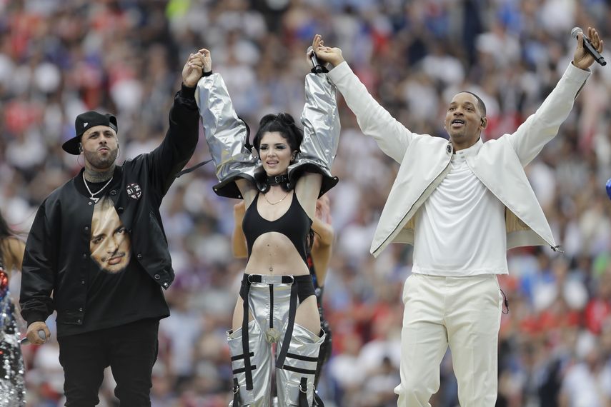 En esta fotograf&iacute;a de archivo del 15 de julio de 2018 Los cantantes Nicky Jam, izquierda, Will Smith, centro, y Era Istrefi durante su presentaci&oacute;n en la ceremonia de clausura de la Copa Mundial de F&uacute;tbol 2018 entre Francia y Croacia en el Estadio Luzhniki en Mosc&uacute;.&nbsp;