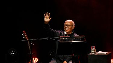 Pablo Milanés saluda al público durante su último concierto en La Habana, en el Coliseo de la Ciudad Deportiva, el 22 de junio. El reconocido cantautor falleció en Madrid el 22 de noviembre.&nbsp;