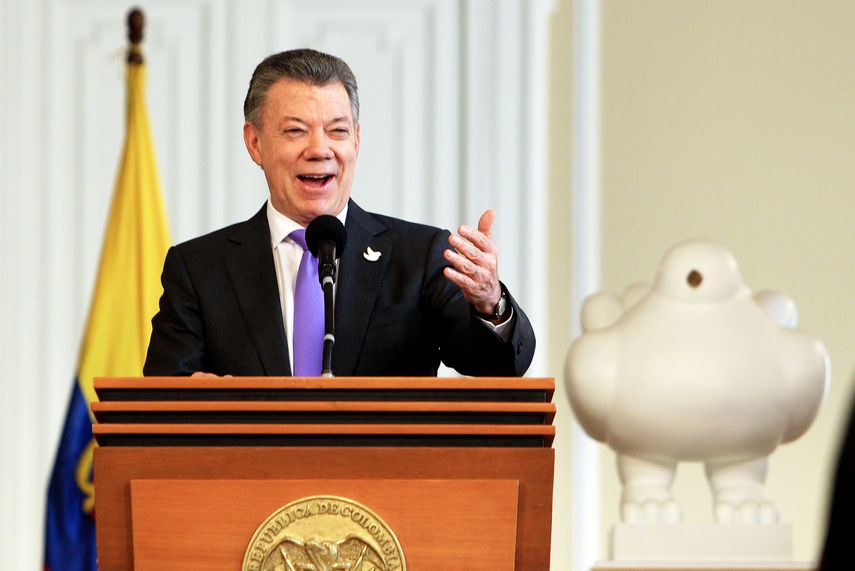 Juan Manuel Santos habla con los promotores del Sí al plebiscito, en Bogotá.