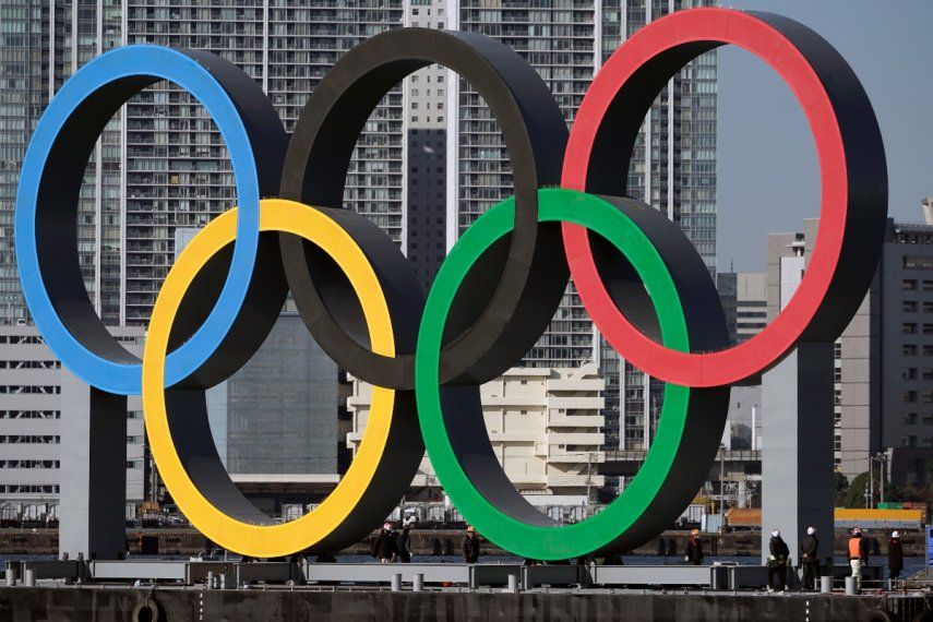 En esta imagen tomada el 1 de diciembre de 2020, los aros olímpicos regresan a Odaiba, Tokio, tras ser retirados para labores de mantenimiento, luego del aplazamiento de los Juegos Olímpicos de Tokio 2020.&nbsp;