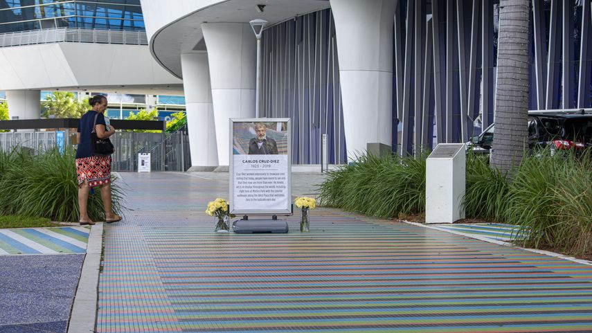 Carlos Cruz-Diez dejó su impronta en los senderos del estadio de pelota de los Marlins de Miami.