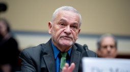 El Dr. David Morens habla durante una audiencia del Subcomité Selecto de la Cámara sobre la Pandemia de Coronavirus en el Capitolio el 22 de mayo de 2024 en Washington, DC.