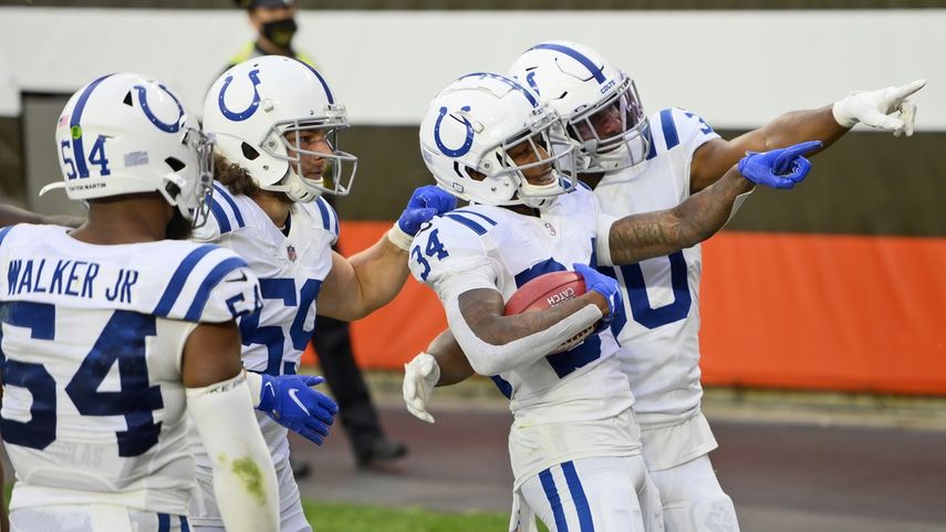 El cornerback Isaiah Rodgers (34), de los Colts de Indianápolis, festeja con sus compañeros tras regresar una patada de despeje 101 yardas para touchdown en el duelo de NFL ante los Browns de Cleveland, el domingo 11 de octubre de 2020, en Cleveland.&nbsp;