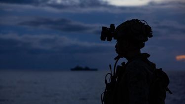 La Marina de EEUU publicó nuevas fotografías que muestran al Grupo Anfibio de Iwo Jima (ARG) navegando en formación y realizando operaciones de vuelo durante el despliegue en el Mar Caribe como una demostración de fuerza contra los cárteles de la región.