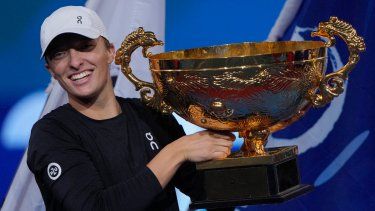 Iga Swiatek posa con el trofeo de campeona del Abierto de China, el domingo 8 de octubre de 2023, en Beijing. 