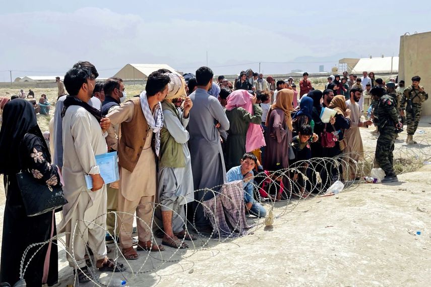 Personas formadas esperando a ingresar al aeropuerto internacional de Kabul, Afganistán, el 17 de agosto de 2021.