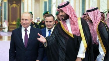 El príncipe heredero saudí Mohammed bin Salman (derecha) recibe al presidente ruso Vladímir Putin para sostener reuniones en el Palacio Al Yamamah, en Riad, Arabia Saudí, el miércoles 6 de diciembre de 2023.