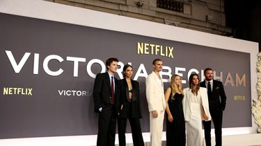 El exfutbolista del Manchester United y de la selección inglesa de fútbol David Beckham y la diseñadora de moda inglesa Victoria Beckham posan junto a sus hijos Harper Beckham, Romeo Beckham y Cruz Beckham a su llegada para asistir al estreno mundial de la serie documental de tres partes Victoria Beckham en The Curzon Mayfair en Londres el 8 de octubre de 2025.&nbsp;