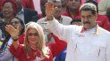 En esta fotografía de archivo del 20 de mayo de 2109, el presidente de Venezuela, Nicolás Maduro, y su esposa Cilia Flores saludan a sus partidarios frente al palacio presidencial de Miraflores en Caracas, Venezuela. Un sobrino de la primera dama de Venezuela apeló el martes 25 de agosto de 2020 ante la Corte Suprema de los Estados Unidos una sentencia de 18 años por conspirar para contrabandear 800 kilogramos de cocaína a los Estados Unidos. En esta fotografía de archivo del 20 de mayo de 2109, el presidente de Venezuela, Nicolás Maduro, y su esposa Cilia Flores saludan a sus partidarios frente al palacio presidencial de Miraflores en Caracas, Venezuela. Un sobrino de la primera dama de Venezuela apeló el martes 25 de agosto de 2020 ante la Corte Suprema de los Estados Unidos una sentencia de 18 años por conspirar para contrabandear 800 kilogramos de cocaína a los Estados Unidos.