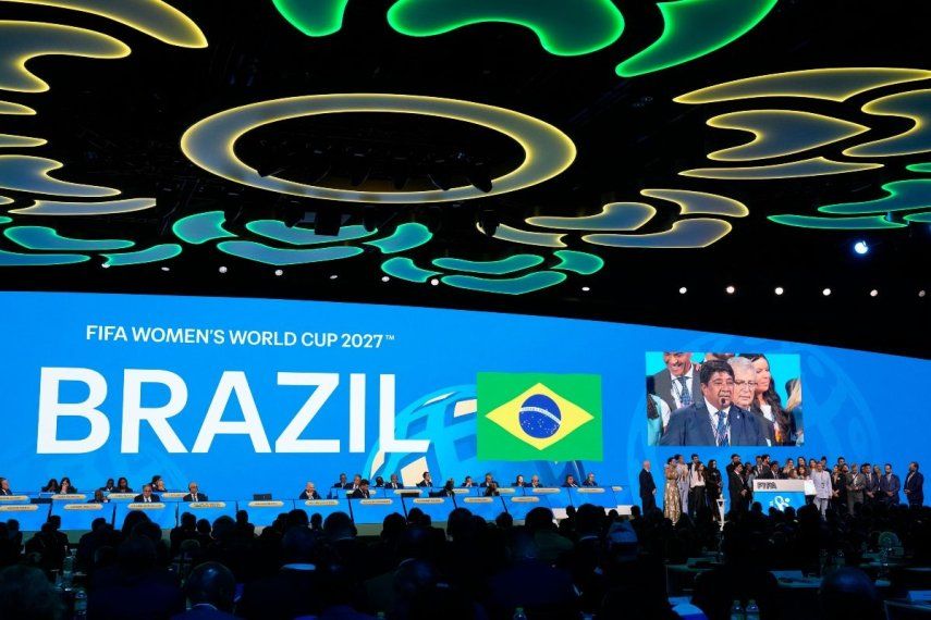 El presidente de la Confederación Brasileña de fútbol, Ednaldo Rodrigues, pronuncia un discurso luego que Brasil obtuviera la sede del Mundial femenino de 2027, el viernes 17 de mayo de 2024, en Bangkok.
