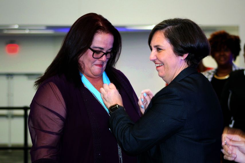 Tania Jorge (izquierda), actual maestra de Matemáticas, recibe su sello de manos de Christina Ondaro, directora ejecutiva de la Escuela de Educación de MDC y creadora del programa EPI.
