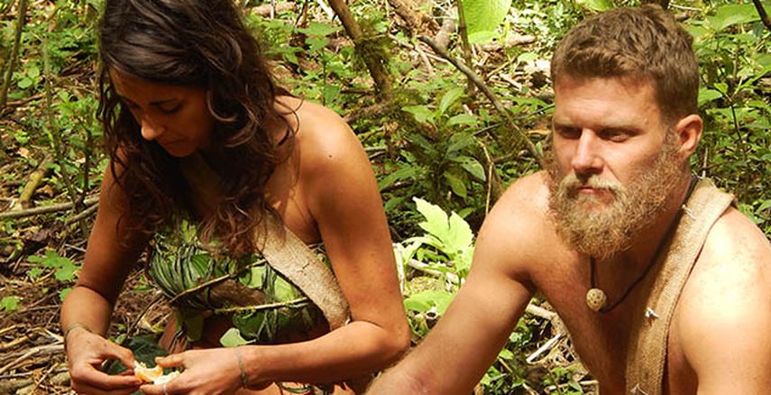 En esta imagen proporcionada por Discovery Channel, Jaclyn y Adam comen mandarinas en una escena de la serie de TV Naked and Afraid (Desnudos y con miedo). (AP)