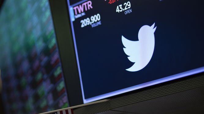 Logotipo de Twitter en la Bolsa de Valores de Nueva York.