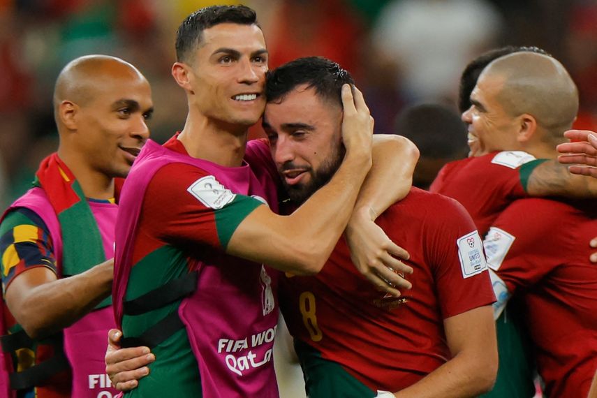 El astro de Portugal, Cristiano Ronaldo, felicita a su compañero Bruno Fernandes luego de la victoria de los lusitanos en su choque contra Uruguay en la fase de grupos del Mundial de Catar.