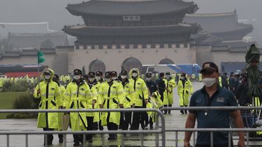 Polic&iacute;as cerca del Palacio Gyeongbok en Se&uacute;l el 15 de agosto del 2020.&nbsp;