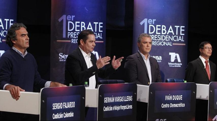 Los candidatos colombianos durante el primer debate presidencial