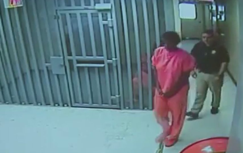 Sandra Bland a su llegada a  una cárcel de Texas. (YOUTUBE)