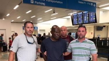 Momento en el que la policía de Boynton Beach detiene al fugitivo en el Ft. Lauderdale / Hollywood International Airport.