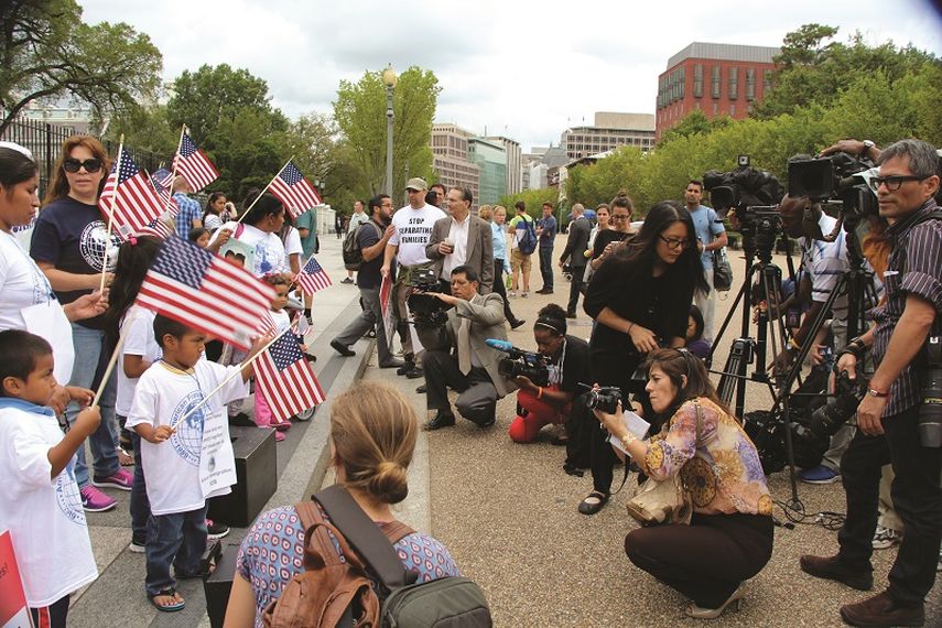 Unos 40 menores, acompañados de activistas proinmigrantes, viajaron este lunes a Washington para reclamar frente a la Casa Blanca, una acción del Presidente para detener las deportaciones. (Judith Flores)