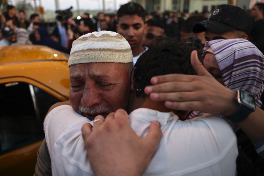 Los familiares dan la bienvenida a los evacuados palestinos de Sudán devastado por la guerra a su llegada a la Franja de Gaza a través del cruce fronterizo de Rafah con Egipto, el 28 de abril de 2023.