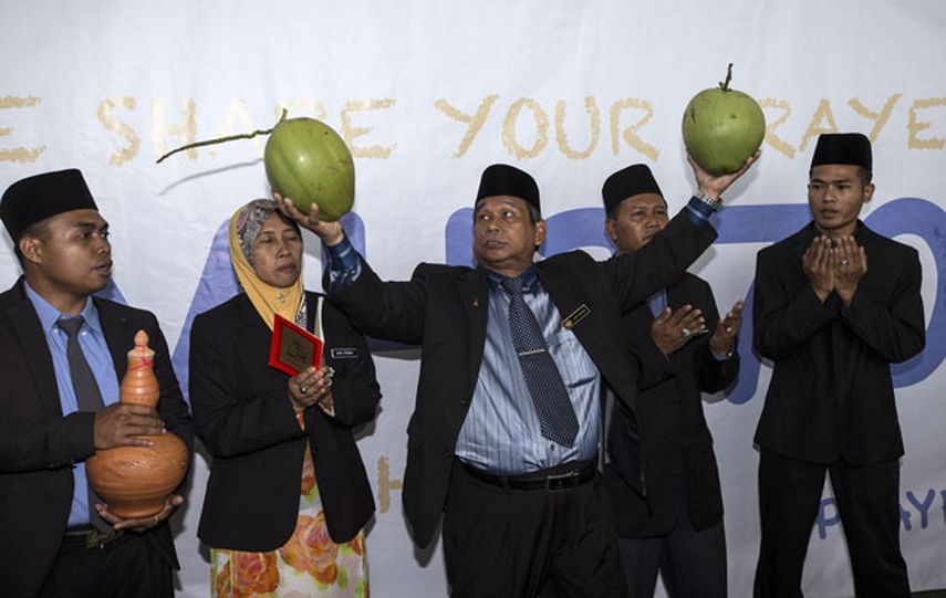 El chamán Ibrahim Mat Zin (3ºizda) realiza un ritual para localizar el avión desaparecido de Malaysia Airlines en el aeropuerto internacional de Kuala Lumpur (Malasia) hoy, miércoles 12 de marzo de 2014. EFE/Ahmad Yusni