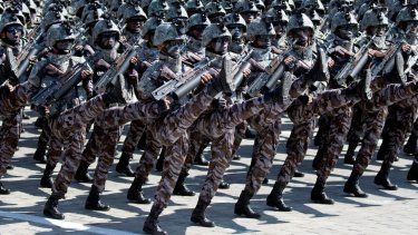 &nbsp;Soldados marchan en un desfile por el 70 aniversario del día de la fundación de Corea del Norte en Pyongyang, Corea del Norte, el 9 de septiembre de 2018.&nbsp;