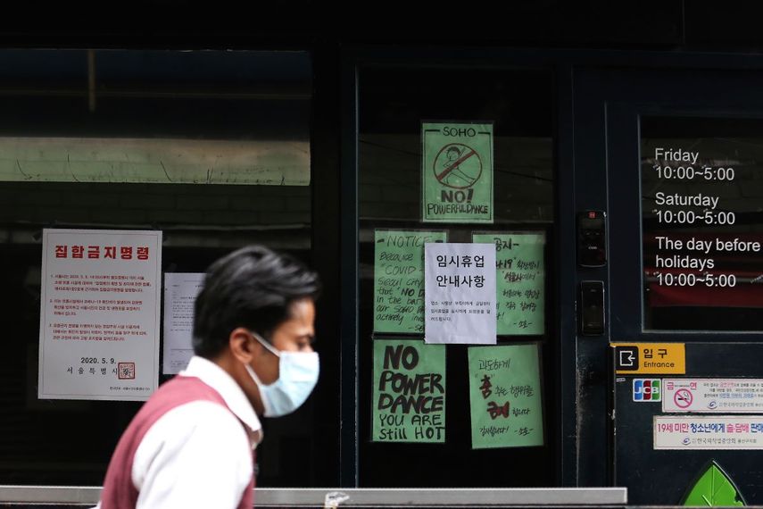 &nbsp; Un hombre pasa frente a un club nocturno cerrado debido a las medidas de confinamiento por el coronavirus, en Se&uacute;l, Corea del Sur, el 10 de mayo de 2020.&nbsp;