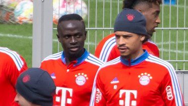 Sadio Mané (centro-izquierda) y Leroy Sané (centro-derecha) entrenan con el Bayern Múnich el jueves 13 de abril de 2023
