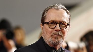 El actor británico Gary Oldman llega a la proyección de la película Parthenope en la 77ª edición del Festival de Cine de Cannes en Cannes, sur de Francia, el 21 de mayo de 2024. &nbsp;