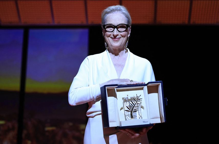 La actriz estadounidense Meryl Streep recibe la Palma de Oro Honoraria durante la ceremonia de apertura de la 77 edición del Festival de Cine de Cannes en Cannes, sur de Francia, el 14 de mayo de 2024.