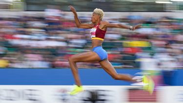 La venezolana Yulimar Rojas compite en el salto triple durante el Mundial de Atletismo, el lunes 18 de julio de 2022, en Eugene, Oregon&nbsp;